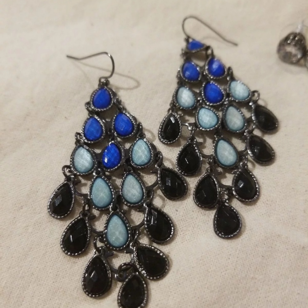 2 pairs of earrings